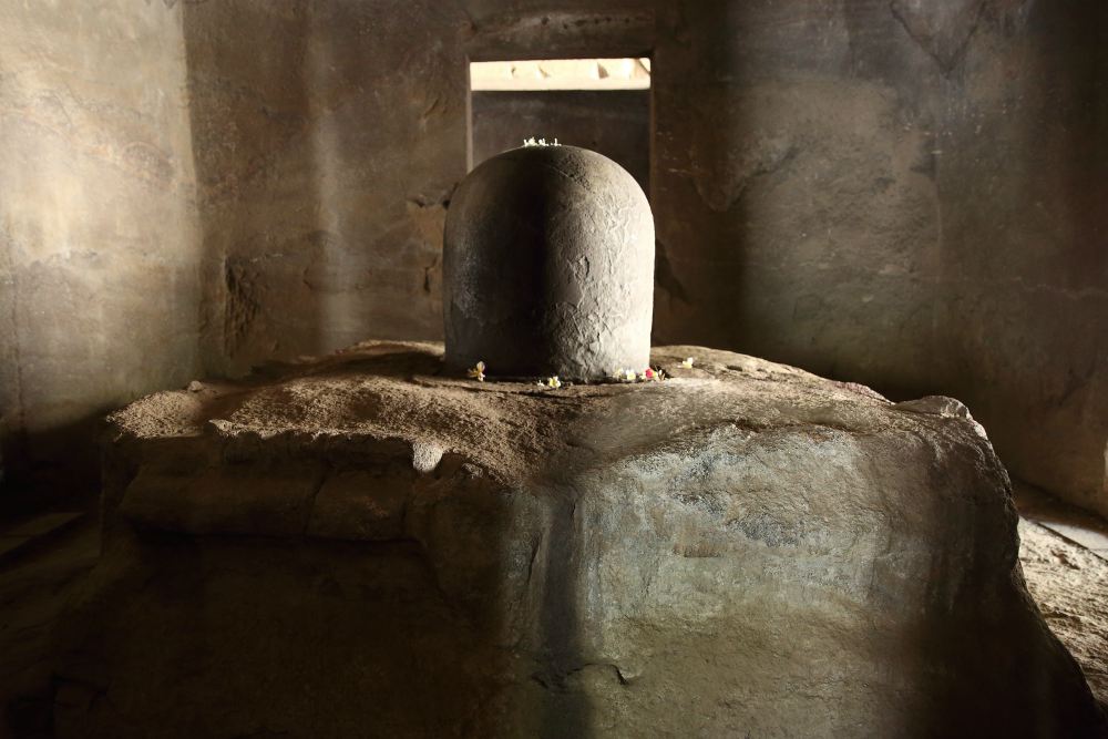 SHIVA LINGAM SRINE INTHE ELAPHANTA CAVES (UNESCO), MUMBAI